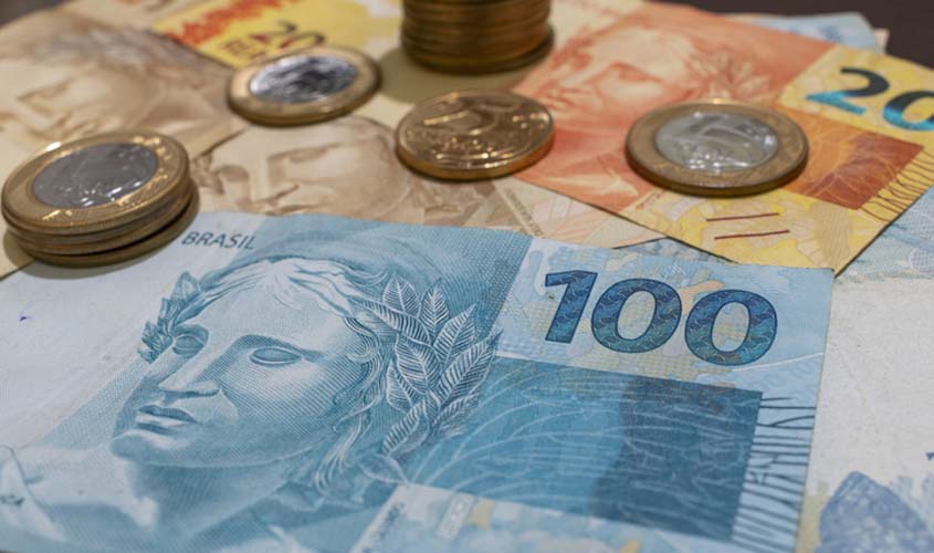 Assistente admitida sem concurso deve ser ressarcida de descontos não repassados ao INSS