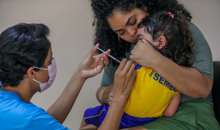 Vacina itinerante contra poliomielite chega às escolas