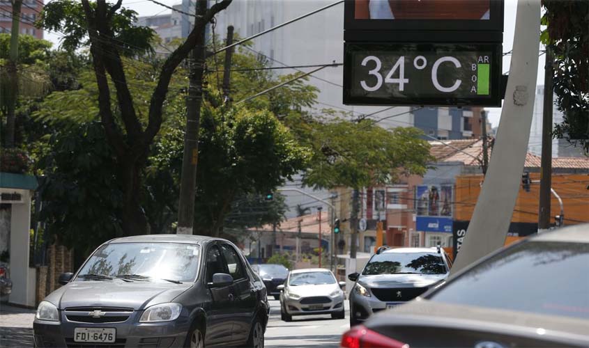 Pessoas em situação de rua sofrem com calor, dizem especialistas