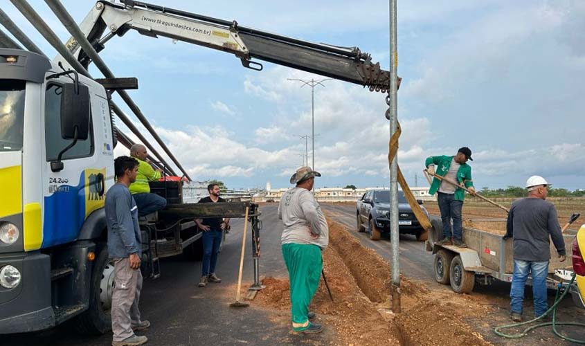 Prefeitura concluiu a implantação de postes e luminárias de LED na avenida Santos Dumont