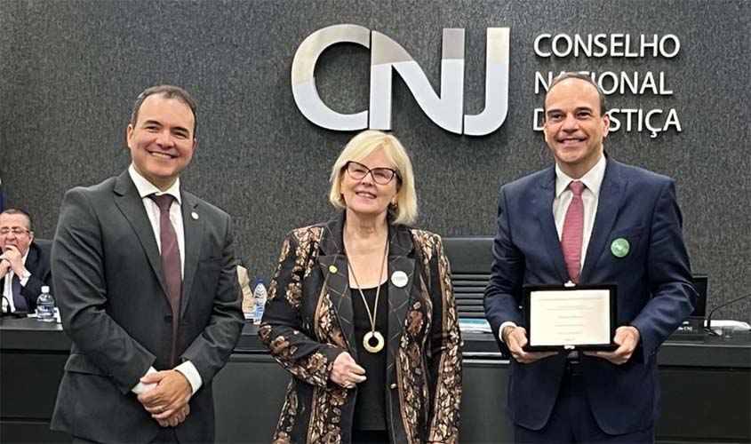 Desembargador Álvaro Kalix Ferro recebe o Prêmio Juíza Viviane Vieira do Amaral