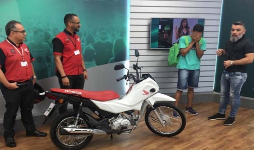 Resultado do deboche: entregador humilhado ganha moto zero e miss preconceituosa perde o título no MT