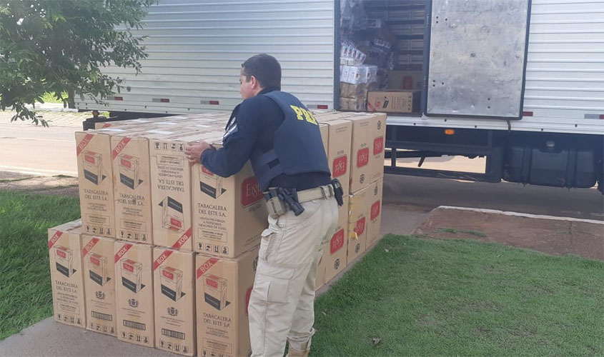 PRF prende dupla com 105 mil carteiras de cigarro