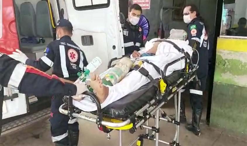 Homem é socorrido as pressas para hospital após levar quatro tiros 