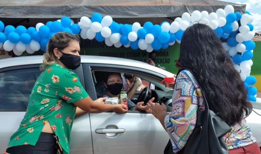 Escola Carlos Drummond de Andrade organiza drive thru de homenagens a servidores púbicos