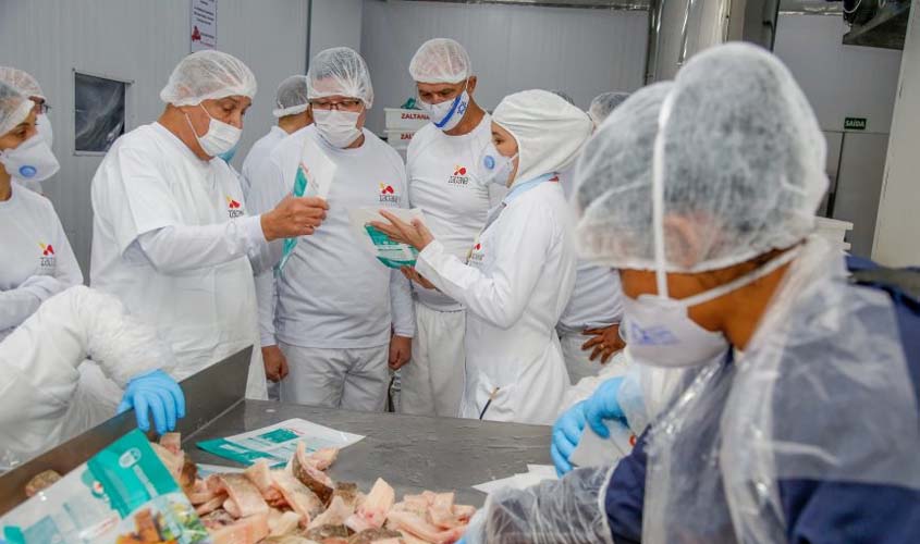 Etapas de beneficiamento do tambaqui de Rondônia são apresentadas ao embaixador de Israel