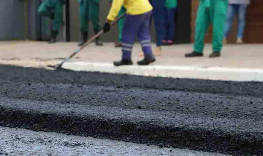 Prefeito Hildon Chaves acompanha recapeamento da rua Abunã