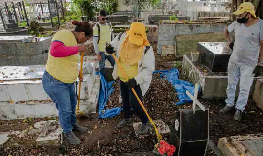 Mutirão de limpeza no Cemitério dos Inocentes prepara o local para as visitas do Dia dos Finados