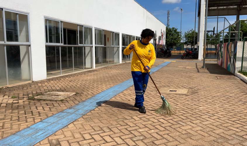 Servidora que venceu câncer em fase terminal, trabalha há quase 20 anos como gari em Porto Velho