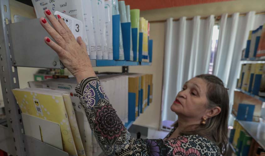 Professora deficiente visual ensina braile como forma de superação