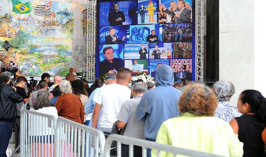 Artistas, amigos e fãs acompanham velório de Gugu Liberato