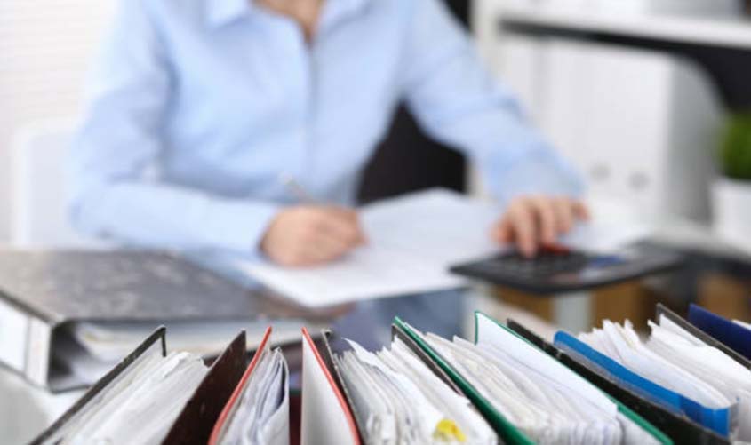 Professora readaptada para função administrativa mantém direito a salários e vantagens pessoais