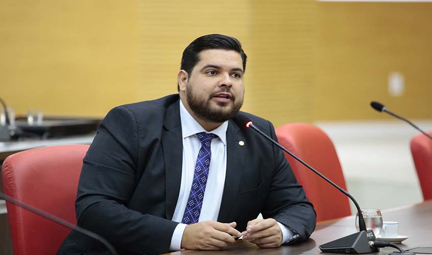 Lei proposta por Jean Oliveira obriga afixação visível dos nomes da escala de plantão nos postos de saúde