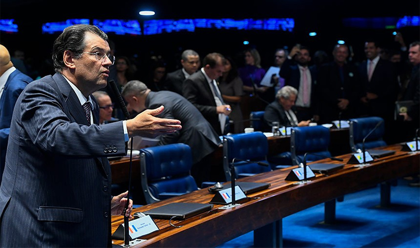 Eduardo Braga comemora limite aos juros do cheque especial