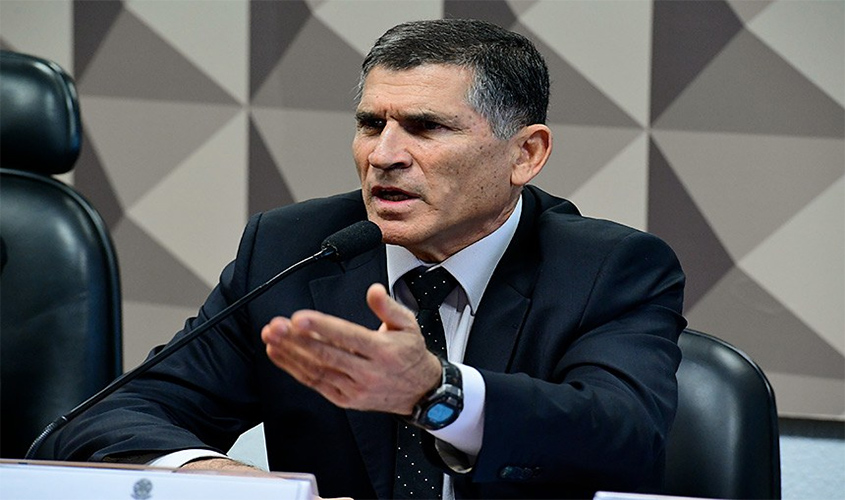 ‘Olavo de Carvalho é um vigarista profissional’, diz Santos Cruz