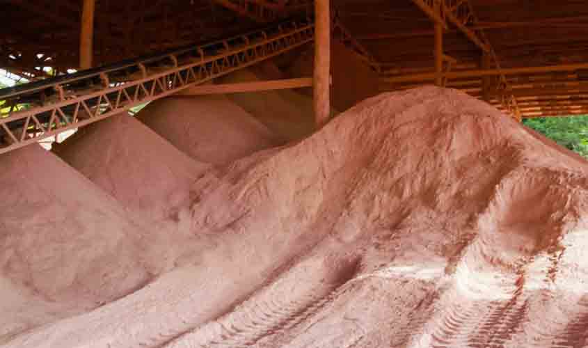 Governo de Rondônia entrega caminhões para atender compradores de calcário do Estado