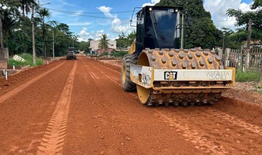 Prefeitura faz terraplanagem e asfalto na Rua Minas Gerais