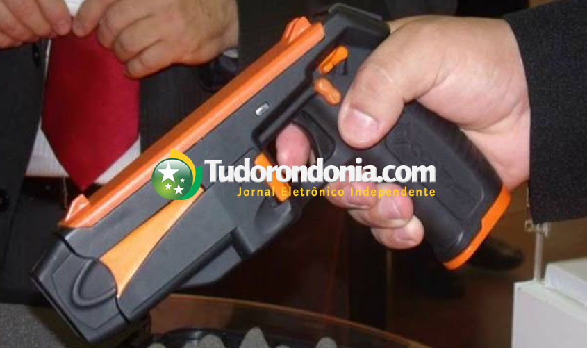 Polícia efetua tiro de spark em homem acusado de tentar matar a namorada