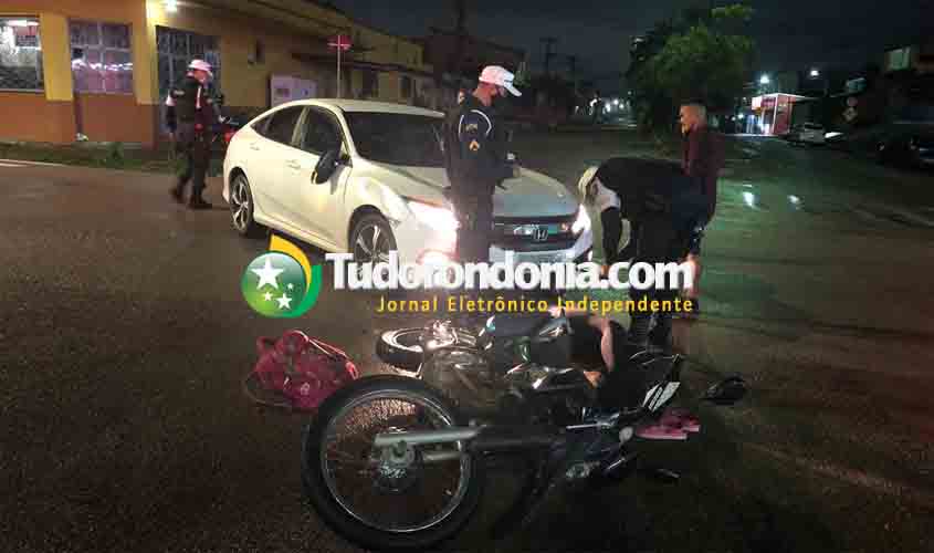 Batira entre moto e carro deixa passageira de motocicleta ferida na capital