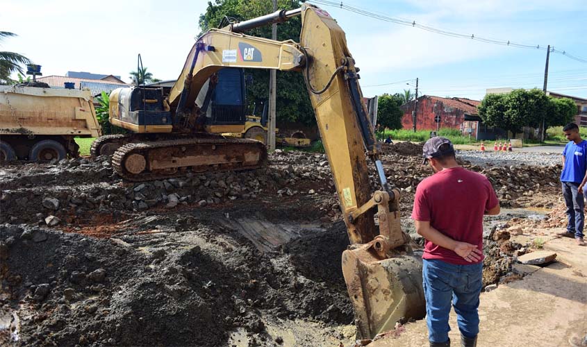 Prefeitura inicia asfalto em trecho da avenida 6 de Maio