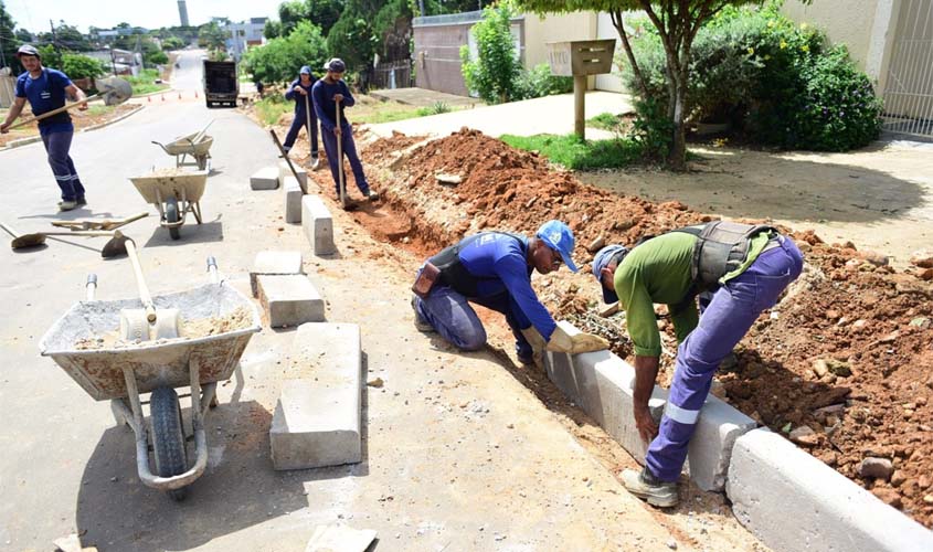 Prefeitura constrói meios-fios e sarjetas