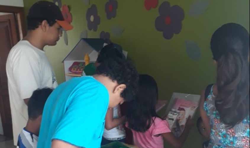 Crianças de abrigos recebem materiais escolares doados pelo “Apadrinhando uma História”