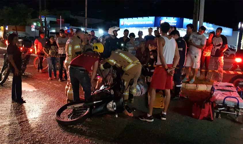 Motociclista fica com a perna presa na roda da moto após bater em carro