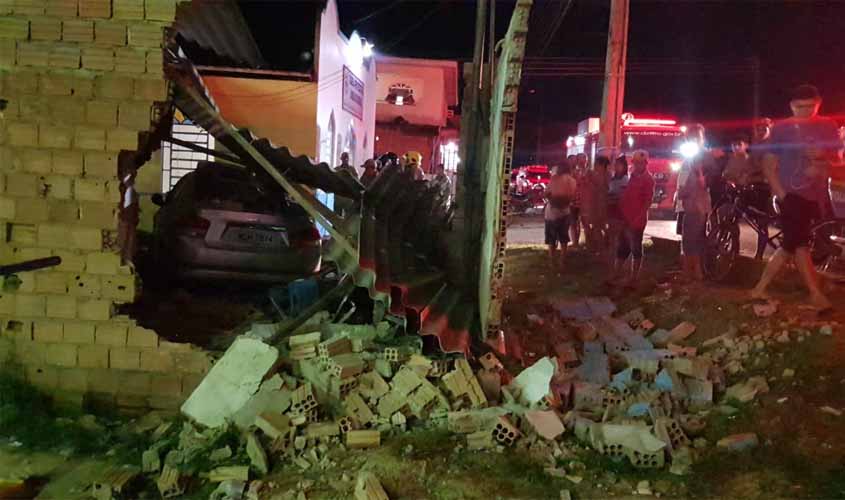 Motorista perde controle de carro, derruba muro de residência e deixa três passageiras feridas