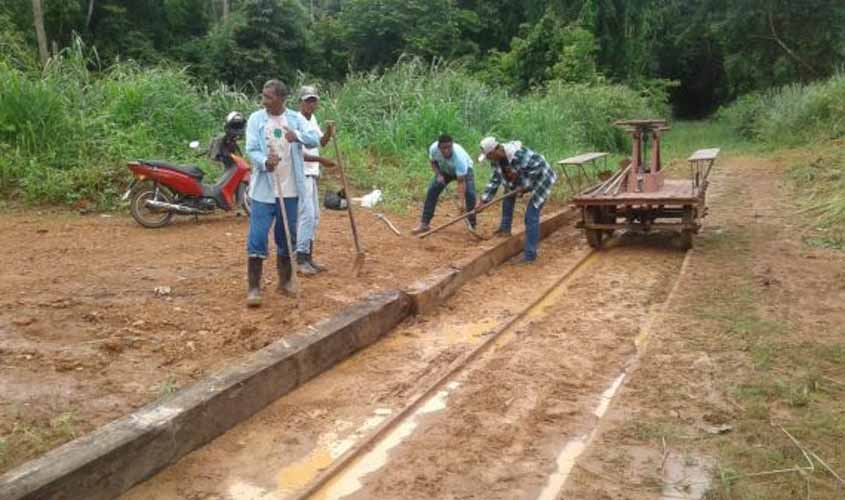 Apenados realizam limpeza nos trilhos da Estrada de Ferro Madeira-Mamoré