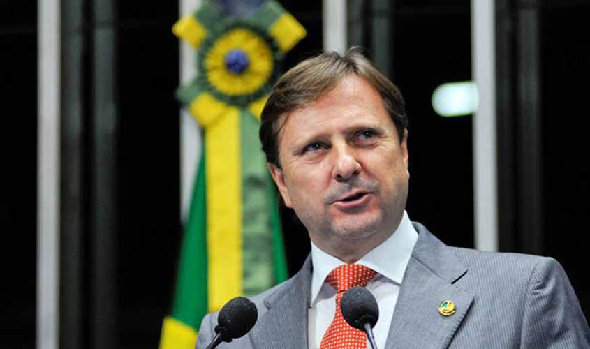 Senador que dorme na cadeia toma banho quente no Congresso