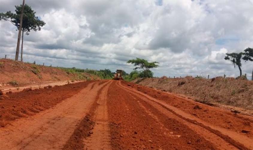 Rodovias são atendidas com drenagem e encascalhamento pelo DER na região