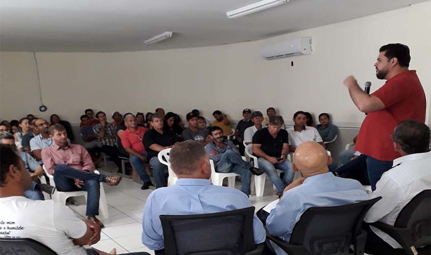 Jean Oliveira reúne e recebe demanda da Associação dos Apicultores Chapada dos Parecis   