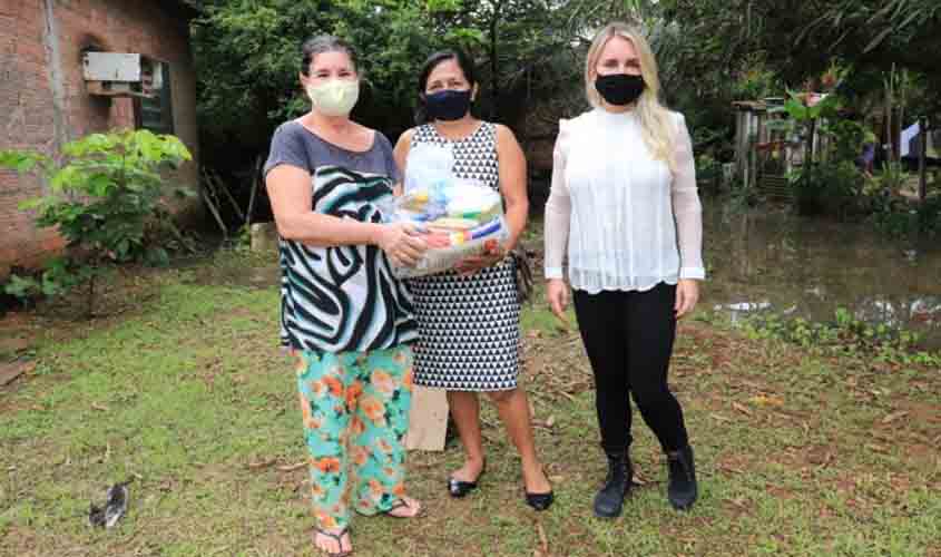 Famílias carentes recebem doações de cestas básicas em Porto Velho