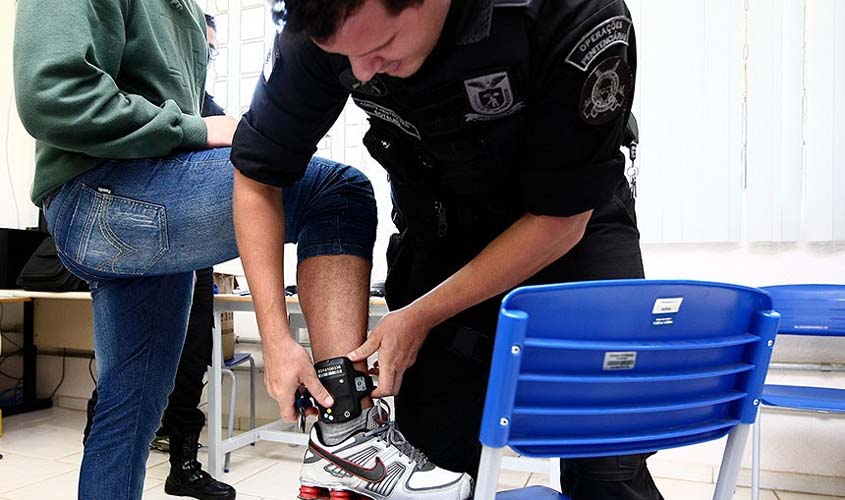 Monitoramento eletrônico poderá ser flexibilizado para preso ir a culto religioso