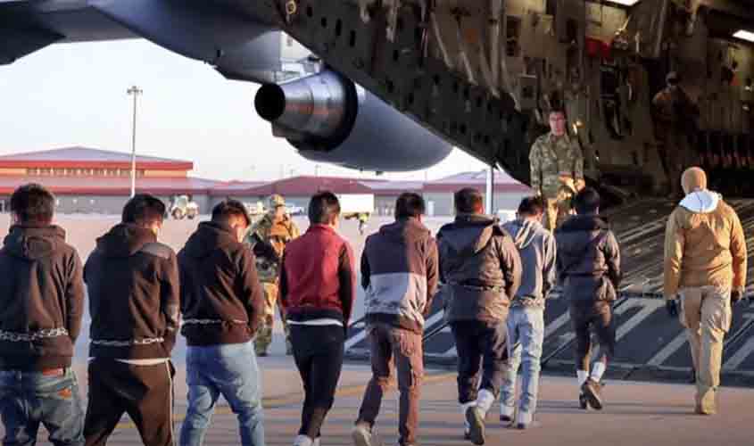 Até os milicianos se divertem com o drama dos deportados