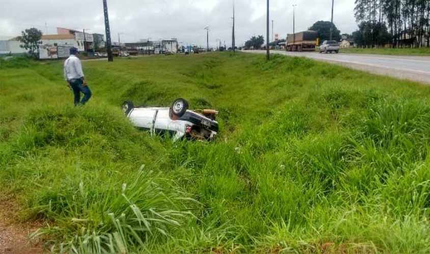 Depois de capotar várias vezes na BR 364, motorista abandona carro e foge a pé com litro de cachaça