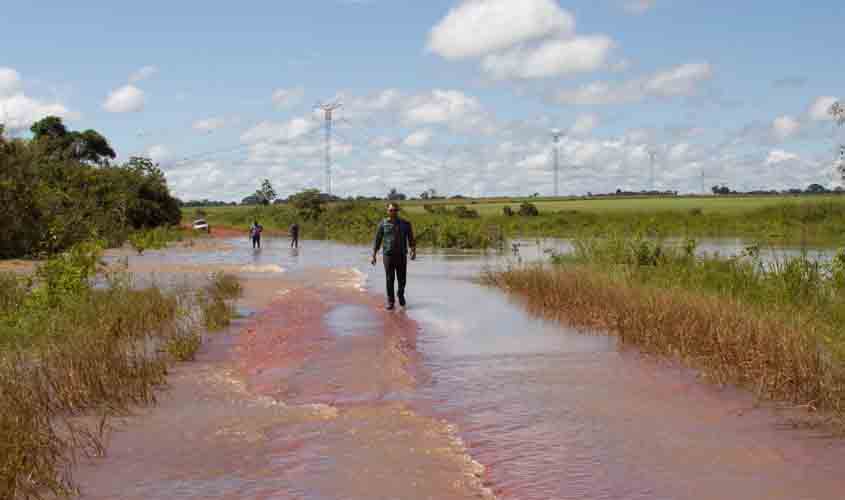 DER vistoria RO-135 na região do município de Castanheiras à BR 429