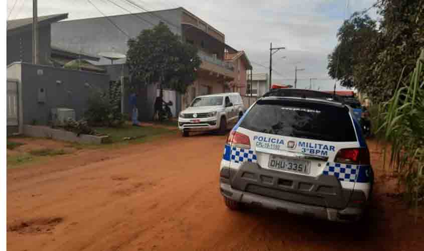 Construtor de 44 anos é encontrado morto com tiro na cabeça na área de sua casa