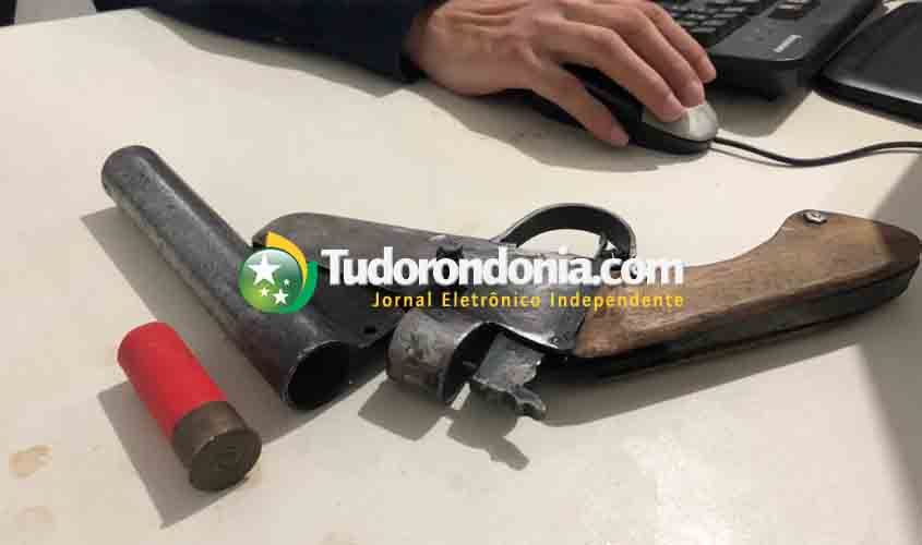 Jovem suspeito de assaltos é apreendido com arma caseira após comparsa fugir