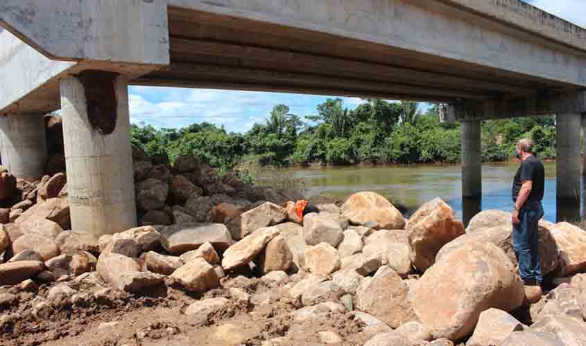 Adelino Follador acompanha obra de aterros das cabeceiras da ponte na BR-421