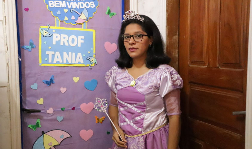 Professora transforma casa em ambiente escolar para aulas virtuais durante Pandemia