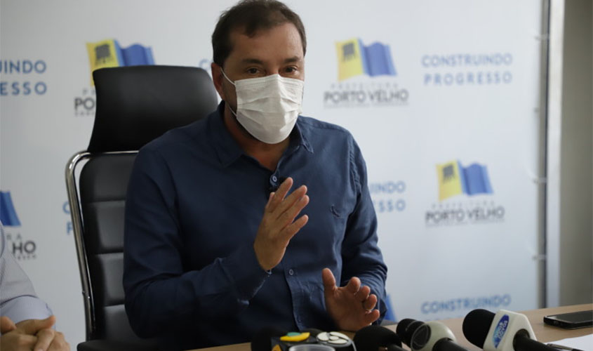 Prefeito explica suspensão do decreto para a abertura gradual do comércio