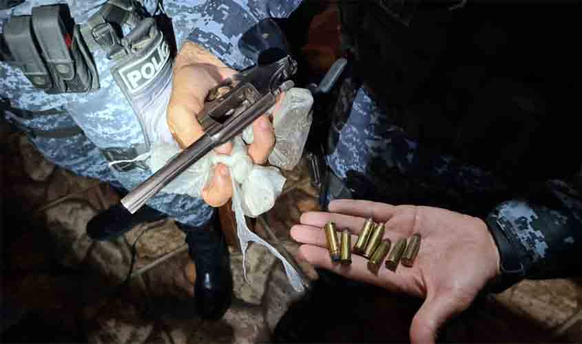 Apenado com tornozeleira eletrônica é preso portando arma de fogo e drogas