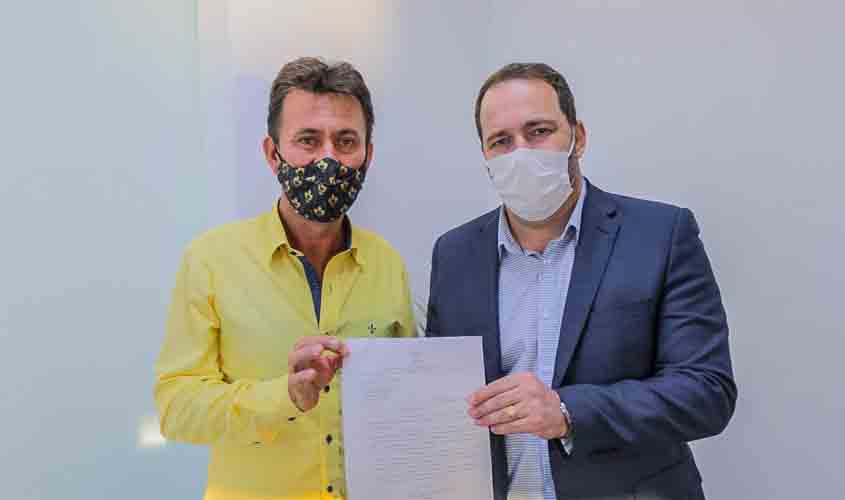 Presidente Alex Redano destina R$ 250 mil para melhorias nas estradas rurais de Nova Brasilândia do Oeste