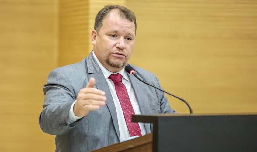 Enquanto população sofre, equipamento estão parados em hospitais 