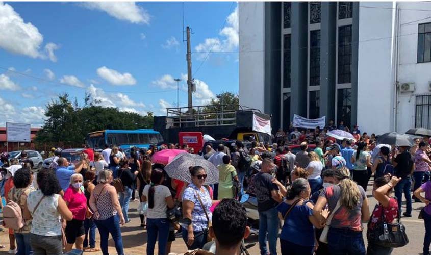 Técnicos e técnicas educacionais realizam grandes manifestações no primeiro dia de greve