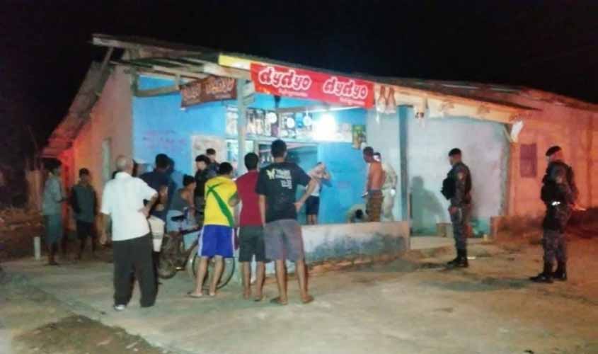 Comerciante é morta a tiros dentro de bar e amigo leva tiro de raspão