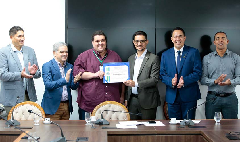 Deputado Anderson destaca trabalho positivo da Emdur em entrega de Voto de Louvor