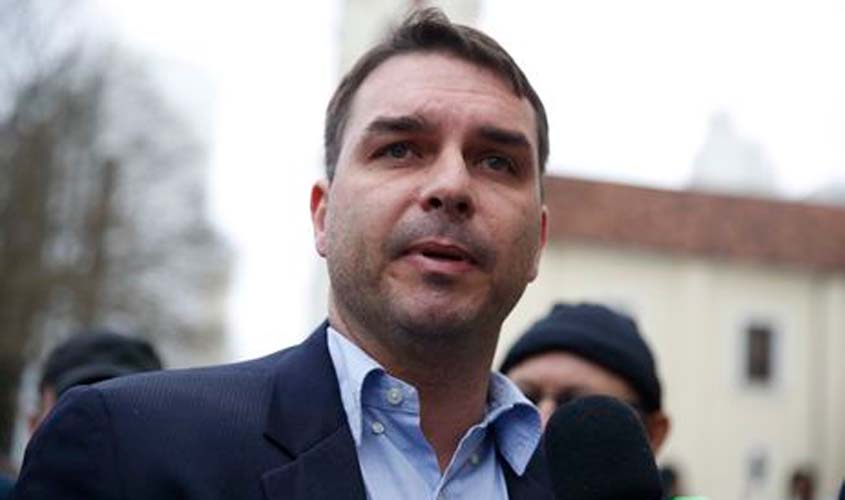 Flávio Bolsonaro tenta de novo bloquear investigação na Justiça