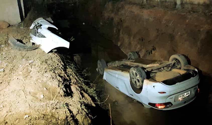 Motorista é salvo após carro cair dentro de vala deixada aberta pela prefeitura